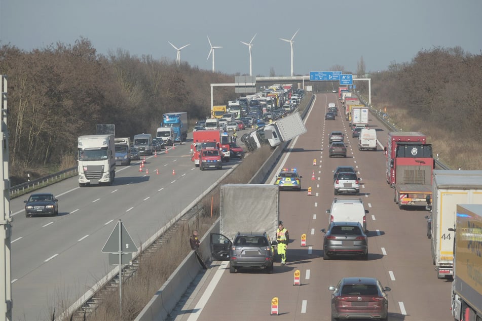 Die A9 musste im betreffenden Bereich Richtung Halle/Leipzig voll gesperrt werden. Richtung Berlin gab es auf einer Spur Einschränkungen.