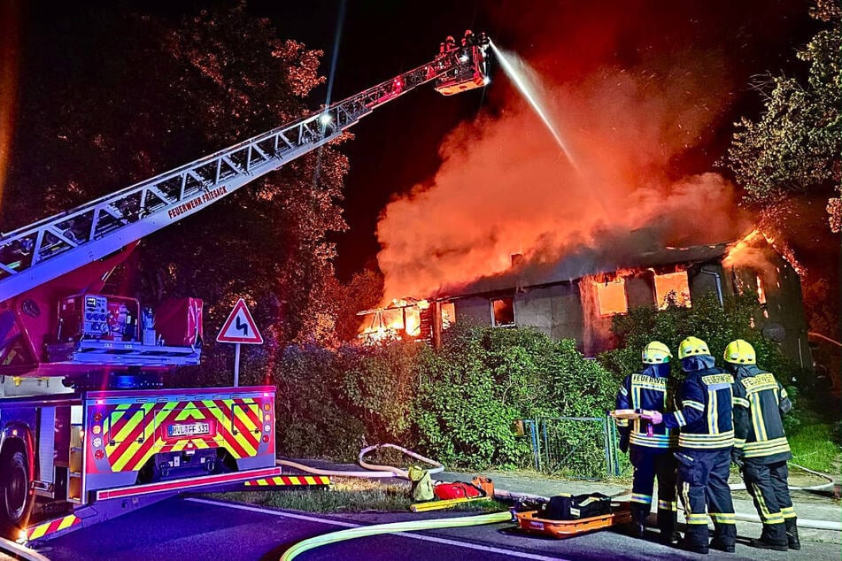 Die Feuerwehr löschte die Flammen über eine Drehleiter.
