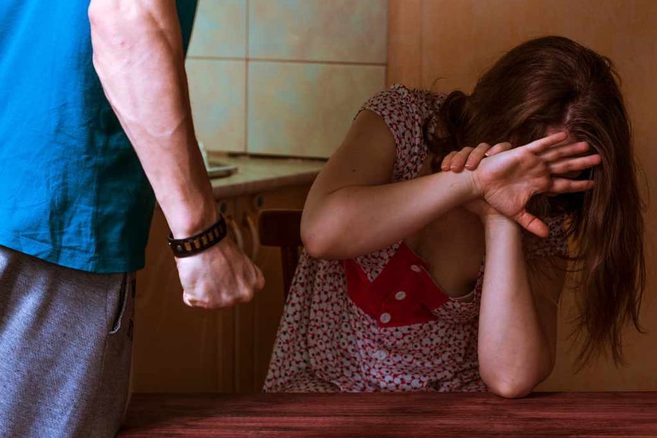 Ein in der Schweiz lebender Deutscher soll seine Freundin sexuell misshandelt und immer wieder geschlagen haben. Außerdem zwang er sie, seinen Urin zu trinken. (Symbolbild)