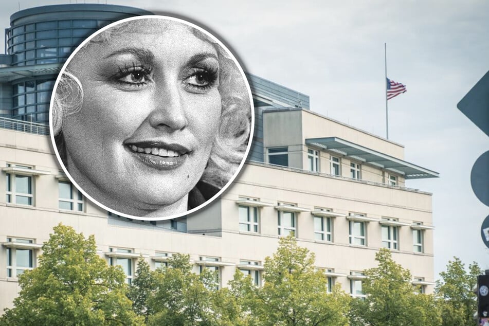 Berlin: Trauer um Country-Queen Dolly Parton (†80): US-Flagge in Berlin auf Halbmast