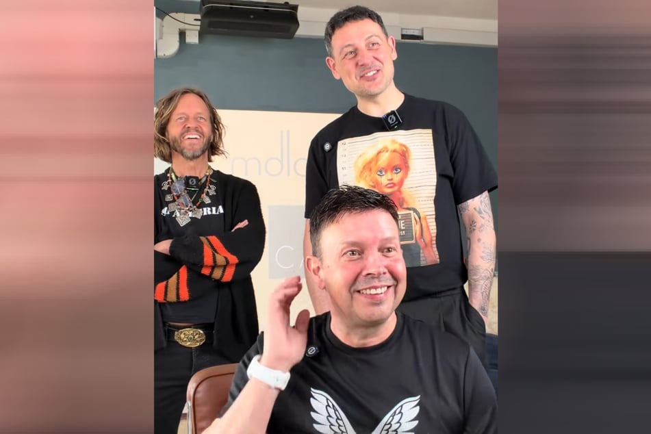 Steve (54), su hermano (izq.) y el artista del cabello Rob Wood se alegran juntos del resultado.