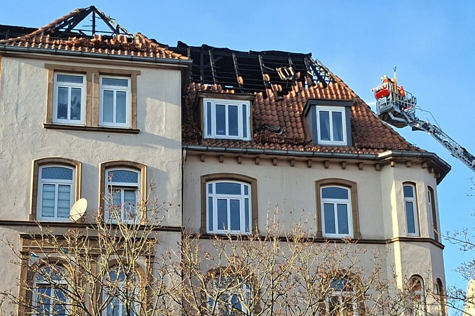 Dachstuhl in Brand: Feuerwehr kämpft mit 120 Einsatzkräften gegen die Flammen