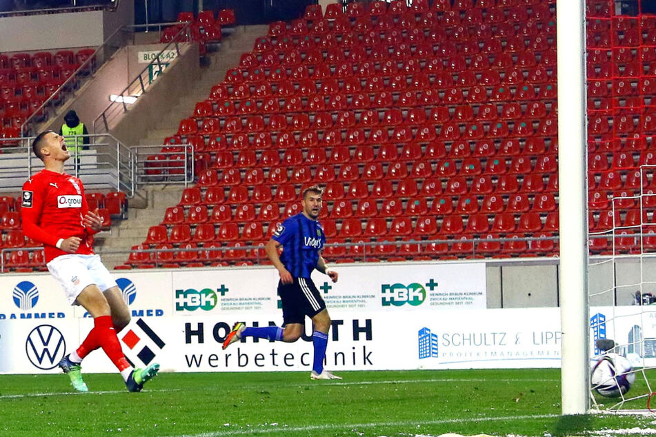Julian Günther-Schmidt (27, r.) netzt zum 0:1 ein, Max Reinthaler (26) kann's nicht fassen.