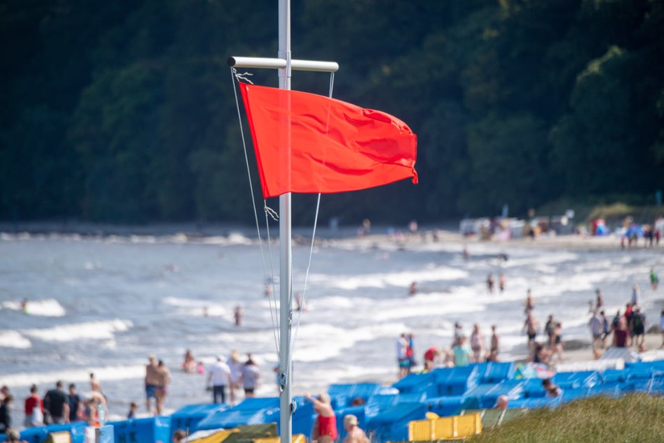 Notfälle werden an bewachten Strandabschnitten mit roten Flaggen signalisiert. (Symbolfoto)