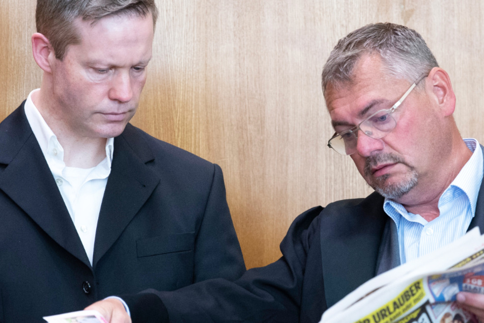 Das Foto vom 28. Juli zeigt den Hauptangeklagten Stephan Ernst (l.) und seinen damaligen Verteidiger Frank Hannig.