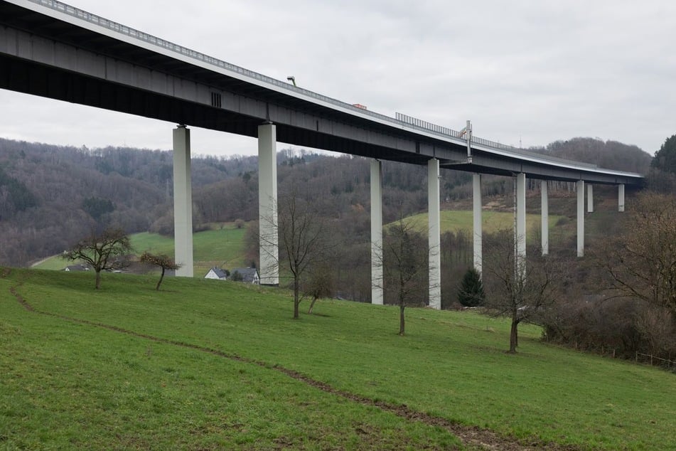 Brummis pfeifen auf Schutzmaßnahmen für marode A4-Brücke: Jetzt gibt's Konsequenzen
