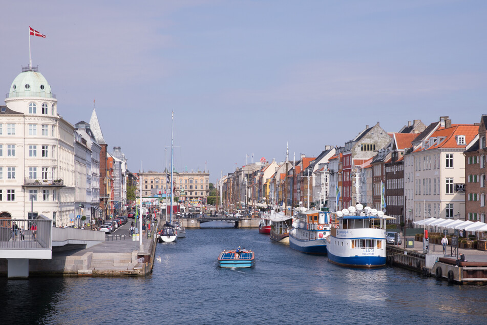 Der neue Handelshafen (Nyhavn) ist der älteste Hafen der dänischen Hauptstadt und ein beliebter Treffpunkt für Touristen.