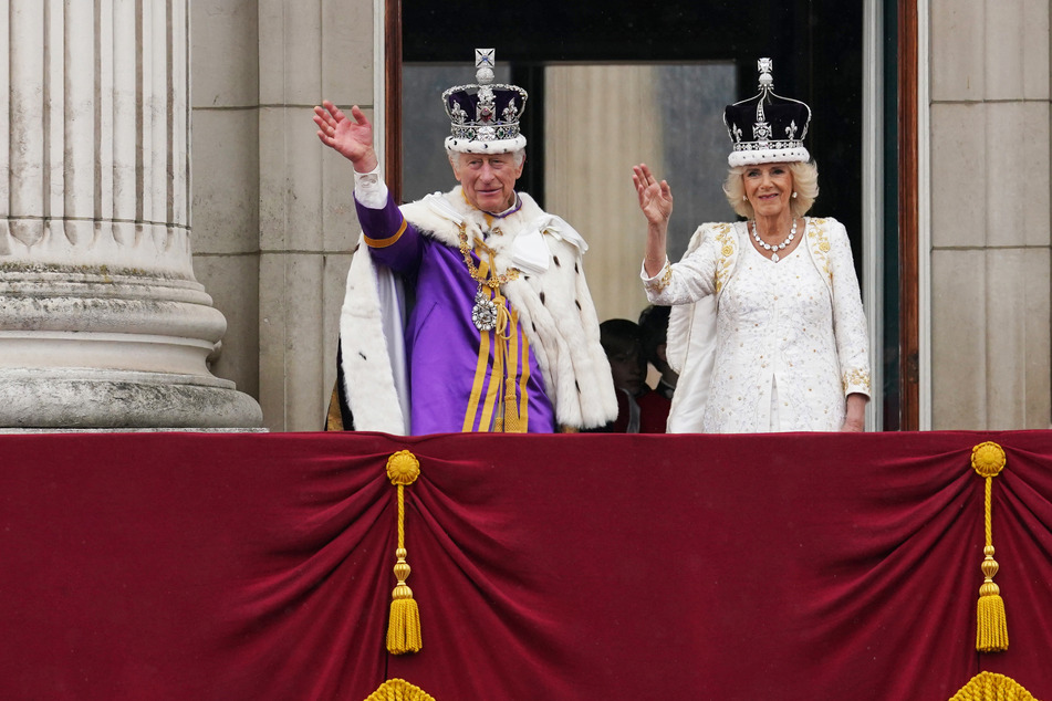 Mit britischem "pomp and circumstance" wurde König Charles III. (75) - und Königin Camilla (76) - vor einem Jahr gekrönt. Die vergangenen Monate brachten den Windsors allerdings einige Sorgen. (Archivbild)