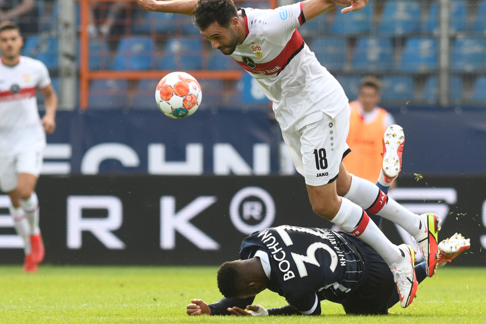 Umkämpftes Match: Hier fällt Stuttgarts Hamadi Al Ghaddioui (r.) nach einem Zweikampf mit Armel Bella Kotchap (am Boden).