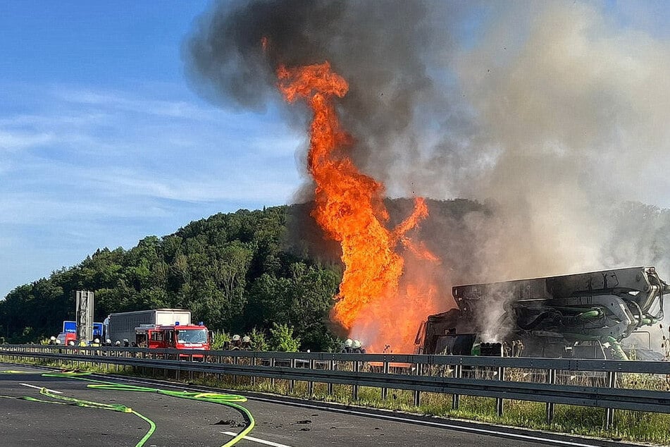 Unfall A38: Schwerer Unfall auf A38: Vier Lkws involviert, zwei davon fackeln ab