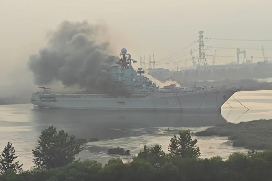 Dichter Rauch drängt aus dem Inneren des Schiffes.