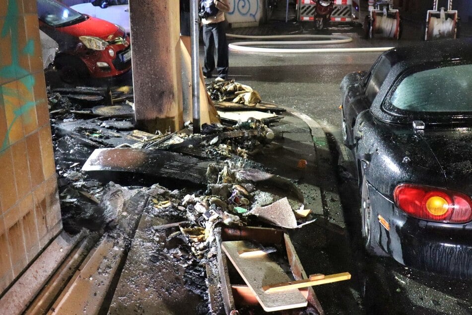 In der Nähe des Sperrmüllhaufens geparkte Autos wurden beschädigt.