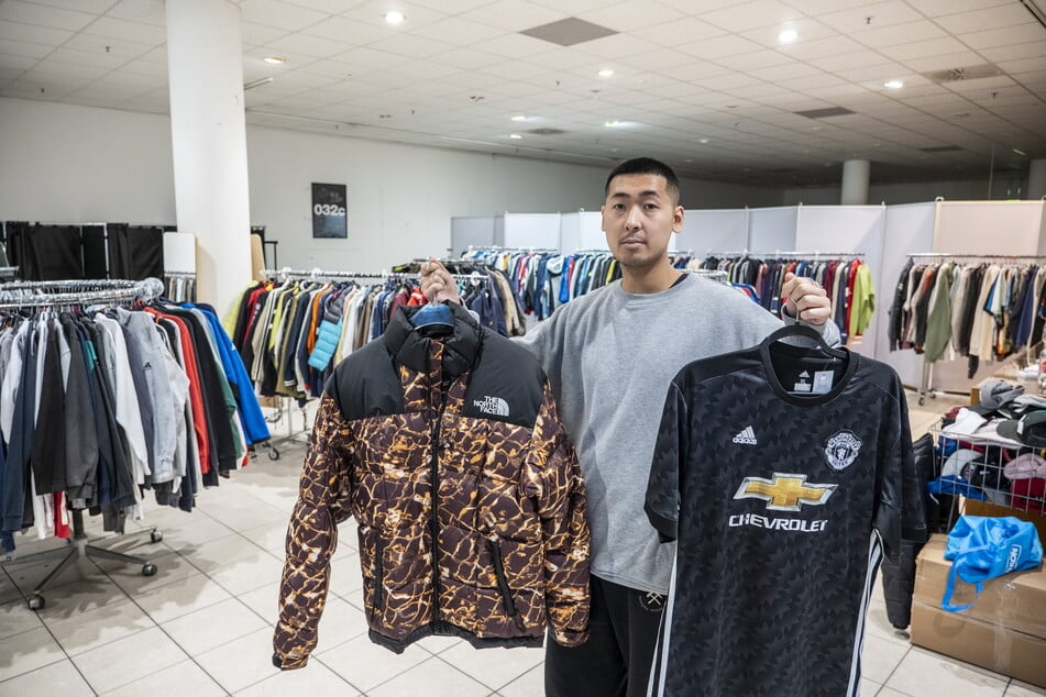 Bach Tran bietet in seine Second-Hand-Shop in der Galeria "Roter Turm" neben Sportbekleidung auch Streetwear an.