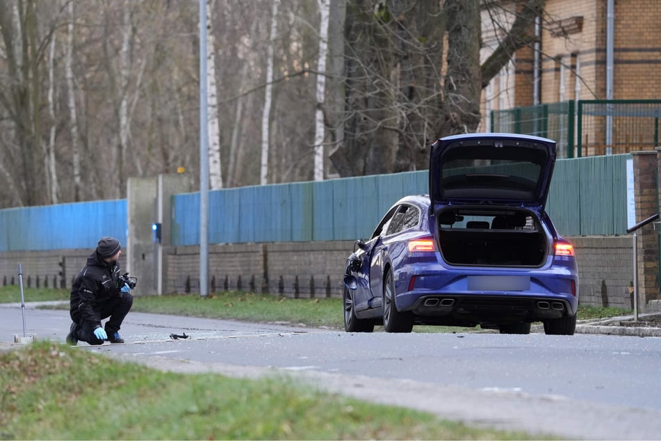 Der Fahrer eines mutmaßlich gestohlenen Fahrzeugs erfasste den Polizisten.