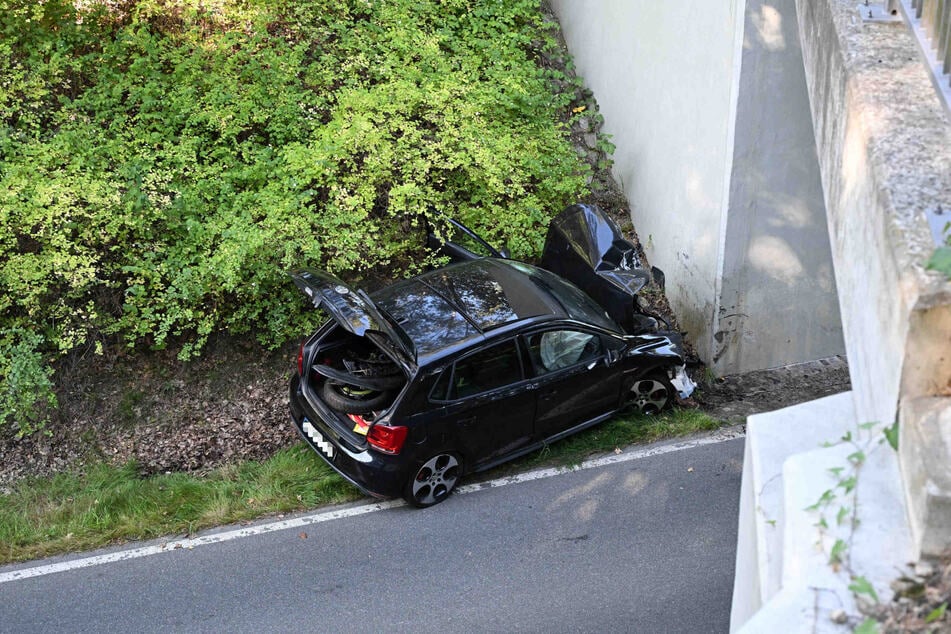 Vollsperrung auf der S115 bei Löbau: Ein VW Polo krachte am Dienstagmorgen gegen einen Brückenpfeiler.