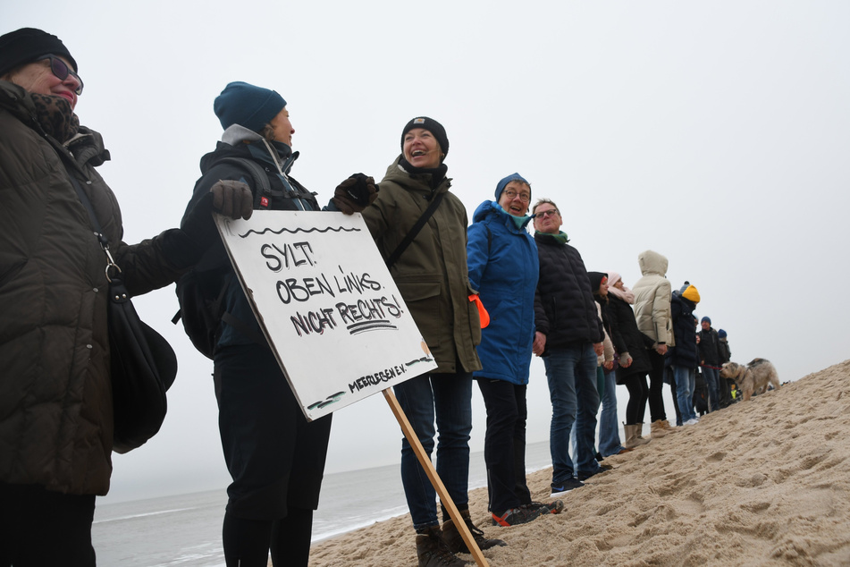 Mehr als 200 Menschen bilden Menschenkette auf Sylt gegen rechts