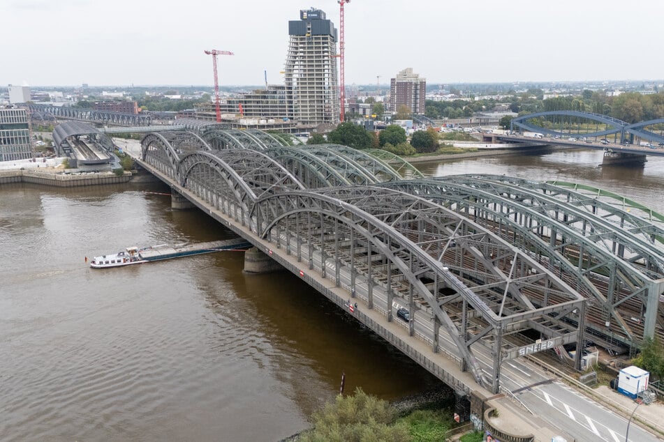 Die Freihafenelbbrücke in Hamburg ist von Donnerstag an für Fahrzeuge mit einem Gewicht von mehr als 7,5 Tonnen gesperrt.