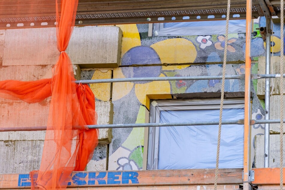 Stück für Stück verschwinden die Motive des Künstlers hinter Dämmplatten.