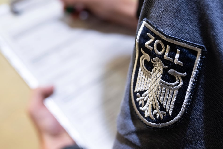 Eine Reisende, die aus Dubai kommend am Flughafen Frankfurt ankam, erregte die Aufmerksamkeit des Zolls - und der Instinkt der Beamten lag richtig. (Symbolbild)