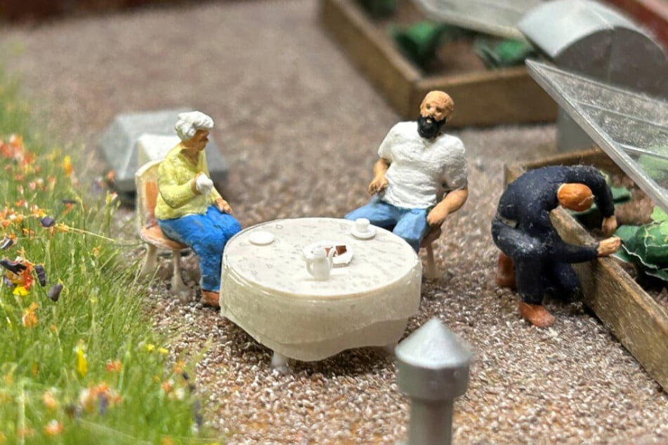 Die beiden engen Freunde haben sogar einen Platz im Miniatur Wunderland bekommen, wo sie nun für immer zusammen Tee trinken werden.