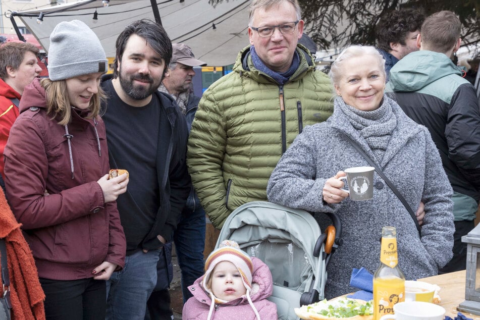 Martina Leukefeld (53, r.) mit ihrem Mann Ralf (53), Schwiegersohn Alex (33), Tochter Sarah (23) und Enkelin Mara (3).