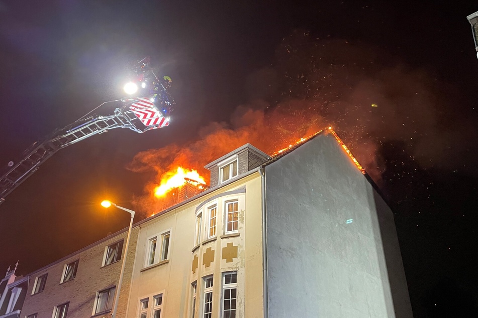 Lodernde Flammen drangen aus dem Dachstuhl des Mehrfamilienhauses.