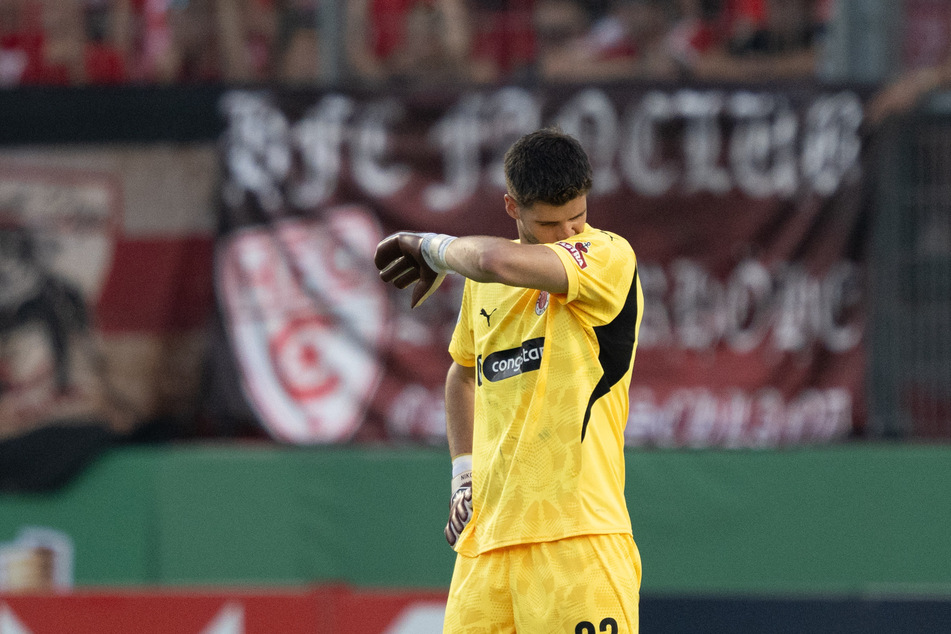 Vasilj, hier nach seinem Patzer im Pokalspiel beim Halleschen FC, freut sich auf das Länderspiel gegen Deutschland.