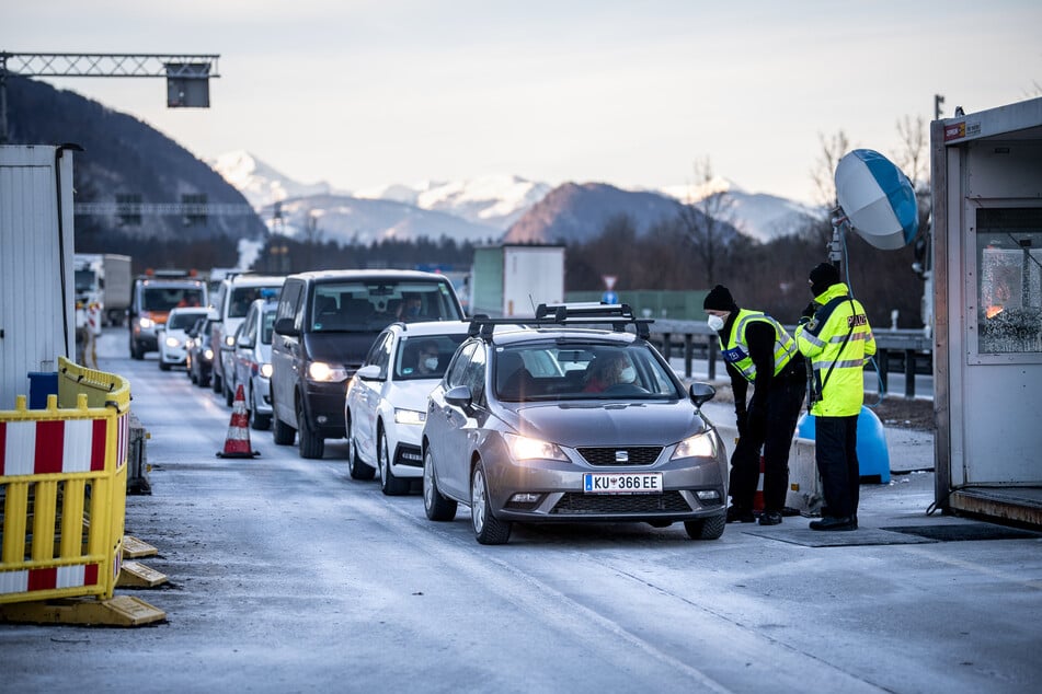 An den Grenzen zu Tirol und Tschechien führt die deutsche Polizei noch mindestens bis Ende März Kontrollen durch.