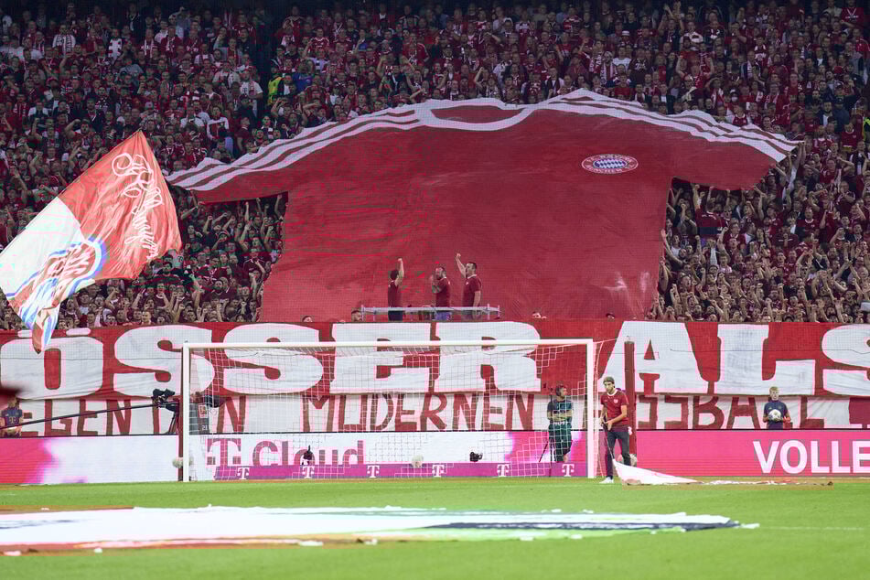 Unter anderem mit dieser Choreo wurde gegen das neue Trikot protestiert.