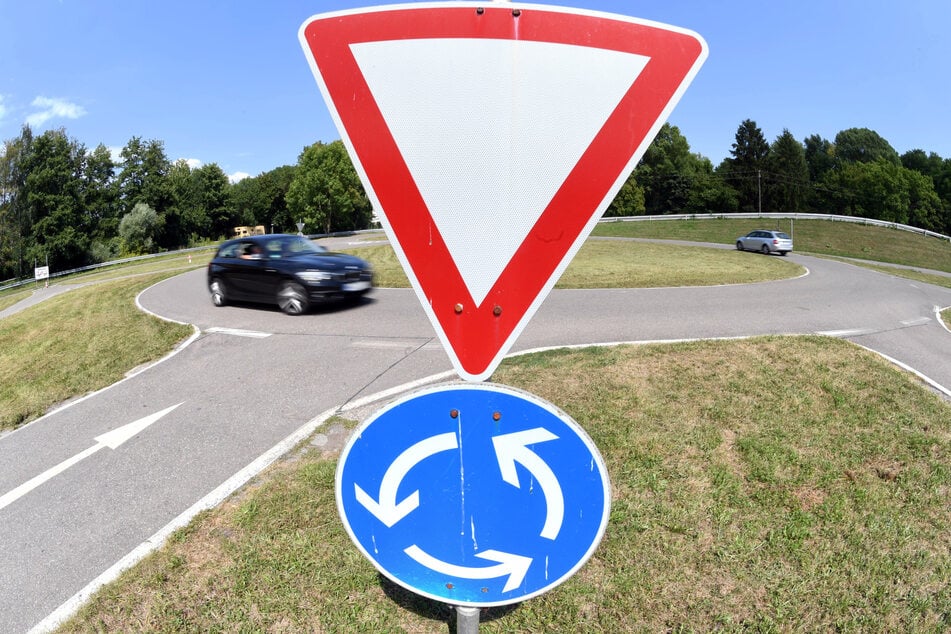 Der Mann kam in einem Kreisverkehr von der Straße ab. (Symbolbild)