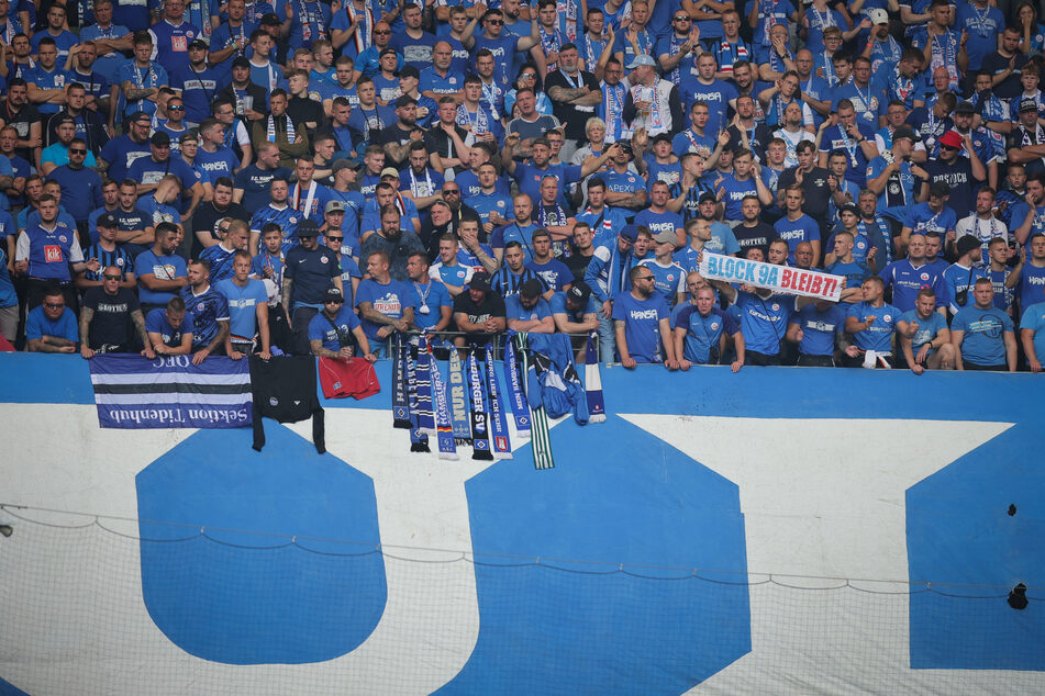 Mehr als 5000 Hansa-Fans hatten sich im Stadion versammelt.