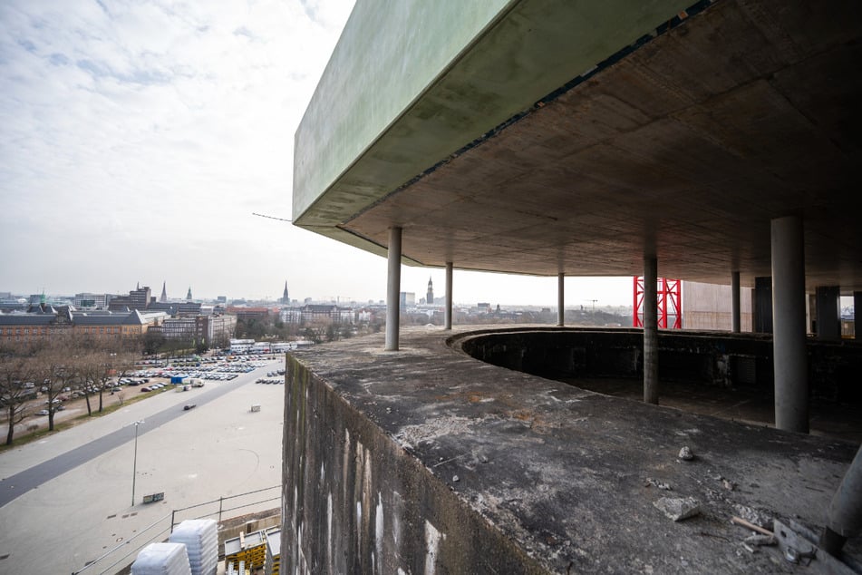 Der Übergang von der alten Bausubstanz des Bunkers zu den neuen darüber aufgesetzten Stockwerken ist auf der Baustelle deutlich zu erkennen.