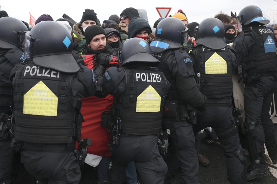 Die Polizei ist noch bis Sonntag mit einer größeren Anzahl an Kräften in Riesa vor Ort.