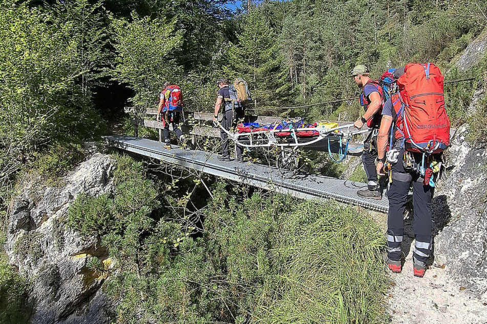 Beim Einsatz in der Aschauer Klamm wurde eine 66-jährige Wanderin aus dem Salzburger Land geborgen.