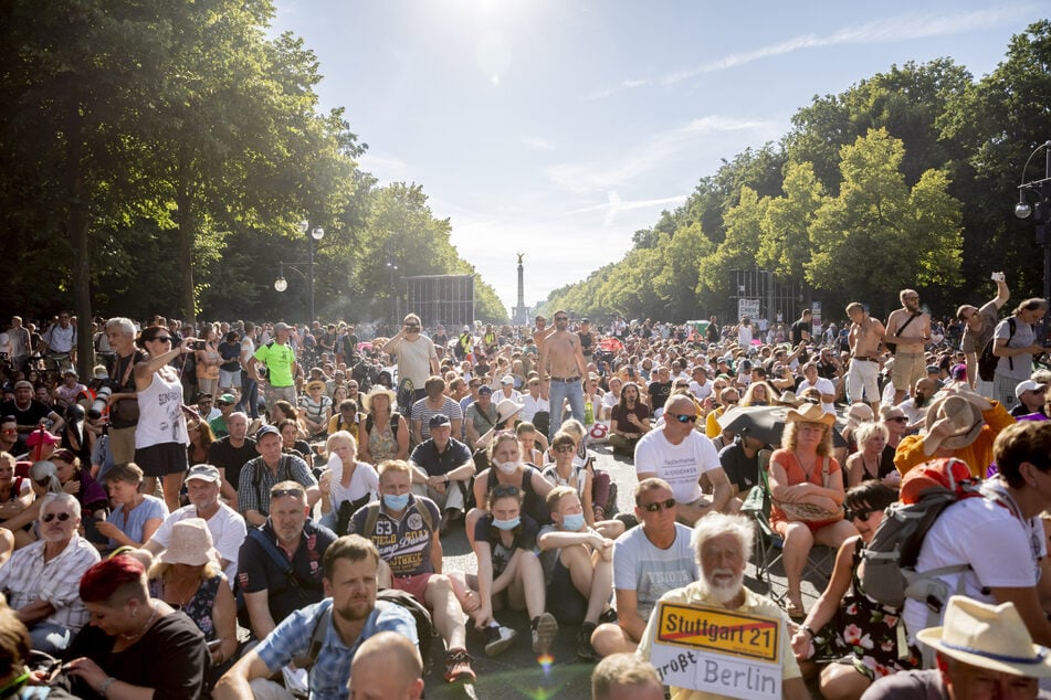 Teilnehmer einer Kundgebung gegen die Corona-Beschränkungen halten sich dicht gedrängt auf der Straße des 17. Juni auf. Die Polizei hat die Veranstaltung aufgelöst.