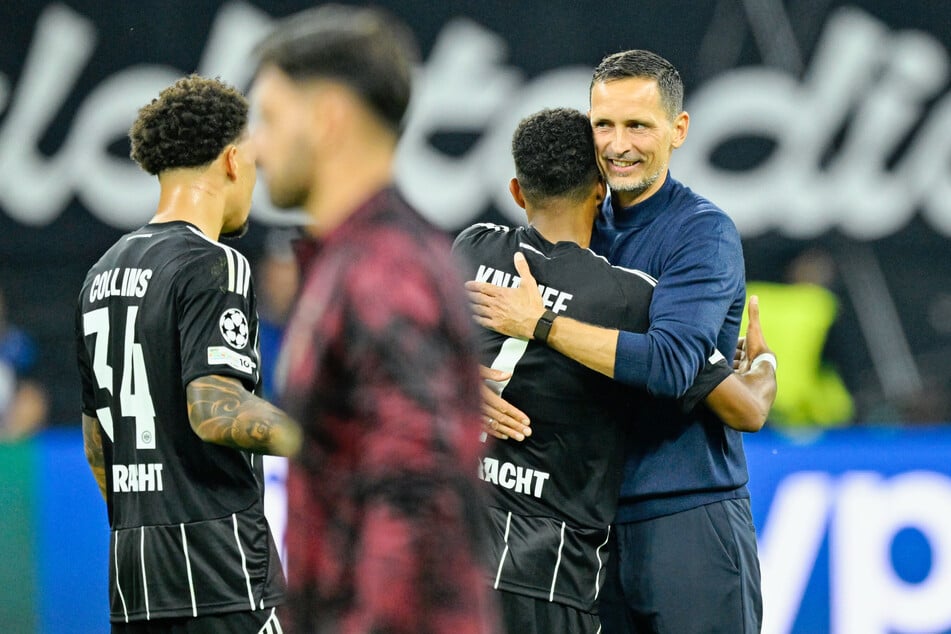 Eintracht-Frankfurt-Trainer Dino Toppmöller (44, r.) war nach dem wichtigen 5:1-Heimerfolg gegen Galatasaray Istanbul sichtbar zufrieden.