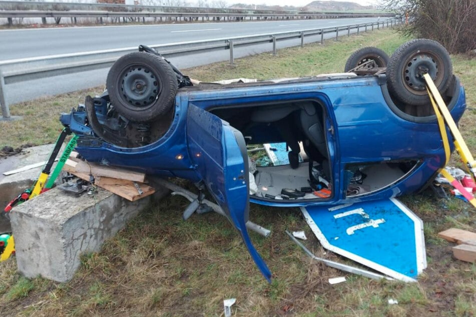 Unfall A71: Rentnerin überschlägt sich auf A71 und wird in Opel Corsa eingeklemmt