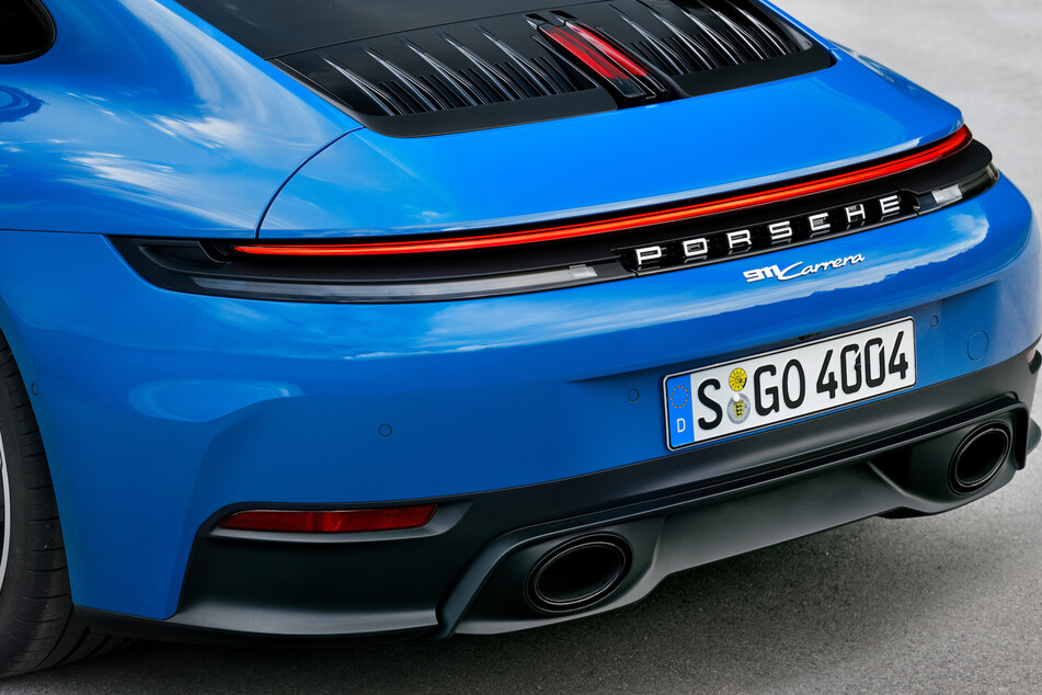 Das neu gestaltete Leuchtenband mit Lichtbogen und "Porsche"-Schriftzug wirkt modern und zeitlos.