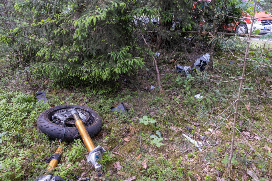 Das Motorrad wurde durch den Zusammenstoß mit dem Baum in mehrere Teile gerissen.