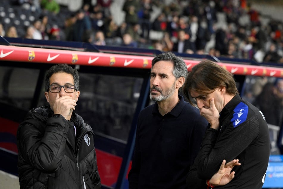 Great sadness! Osasuna head coach Vicente Moreno (50) is stunned.