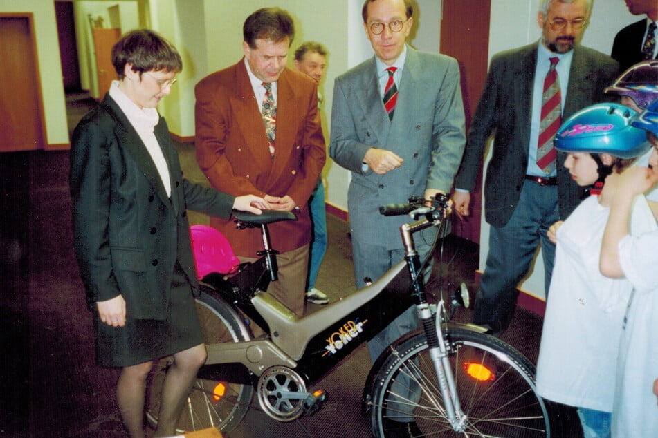 Im April 1995 brachte Bredel (Mitte links) den damaligen Verkehrsminister Matthias Wissmann (heute 72, Mitte rechts) seine Innovation als Fahrrad zuzulassen.