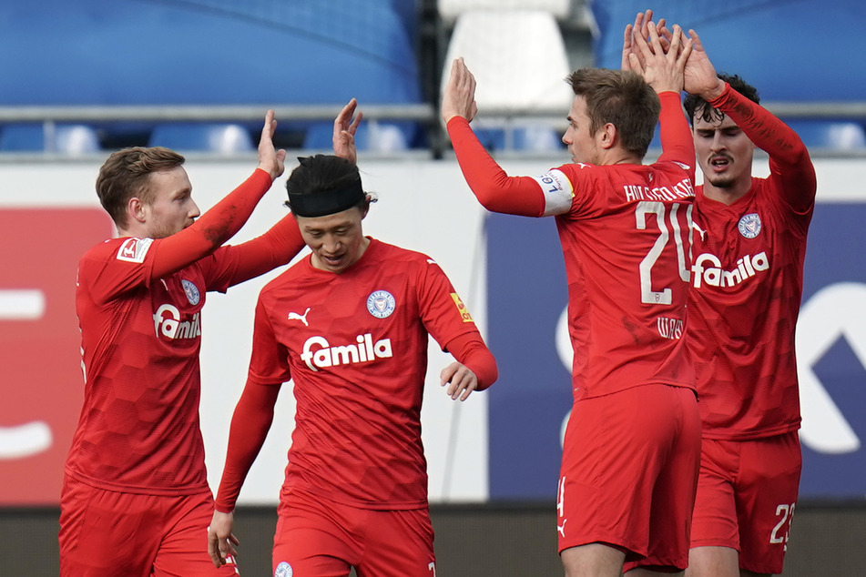 Die Spieler von Holstein Kiel bejubeln den Treffer von Fabian Reese zum 1:0 gegen den SV Darmstadt 98.