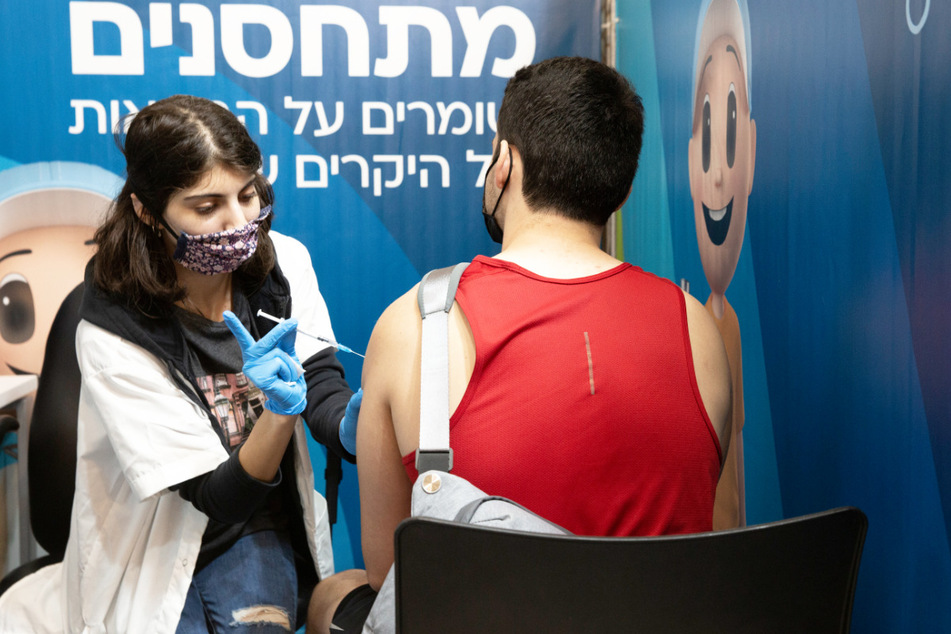 Nur rund 61 Prozent der 9,4 Millionen Israelis gelten noch als vollständig geimpft. 30 Prozent der Bevölkerung sind gar nicht geimpft, bei neun Prozent ist die Gültigkeit der Impfung abgelaufen.