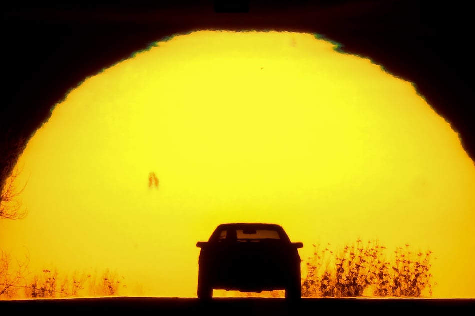 Ein spektakulärer Sonnenuntergang versüßt einem Autofahrer den Reiseweg.