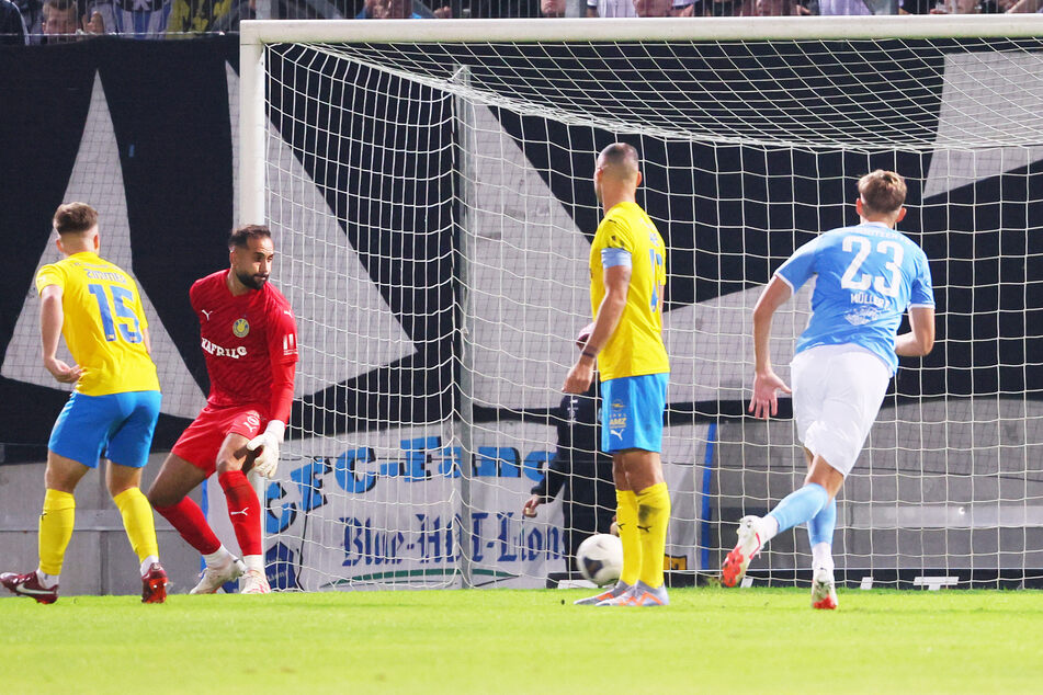 Lok-Keeper Isa Dogan (23, 2.v.l.) konnte bei Niclas Erlbecks (30) Flachschuss ins lange Eck in der 47. Minute nur hinterher schauen.