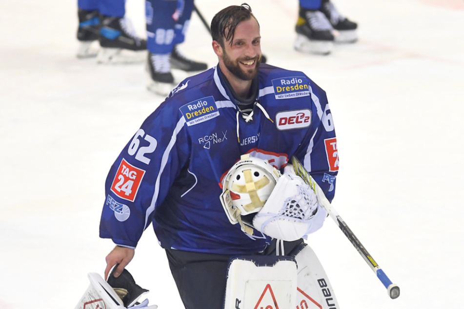Eislöwen-Goalie Janick Schwendener nahm es mit Humor, dass er wegen defekter Ausrüstung dreimal vom Eis musste.