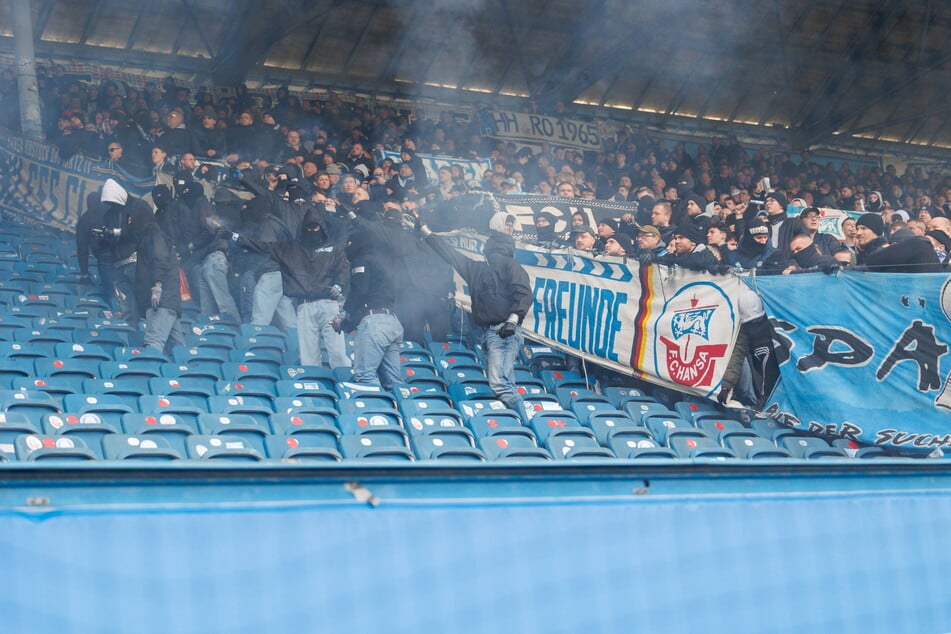 Hansa-Hooligans greifen über die Pufferzone den Dynamo-Block an.