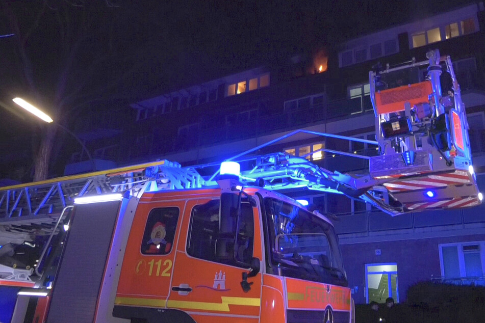 Bei Eintreffen der Feuerwehr waren im vierten Obergeschoss Flammen zu sehen.