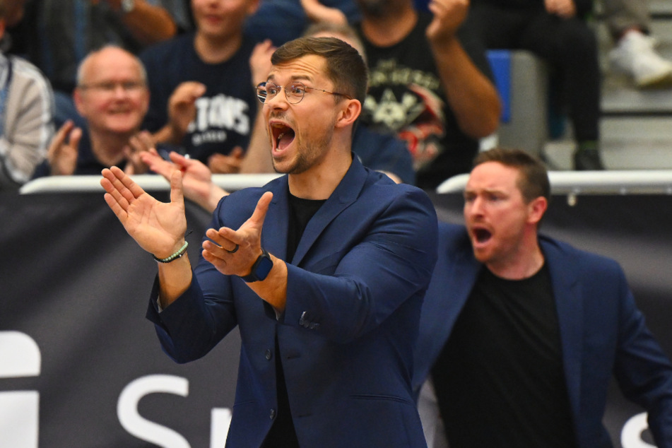 Titans-Coach Fabian Strauß (30, vorn) freut sich auf die Partie in Jena.