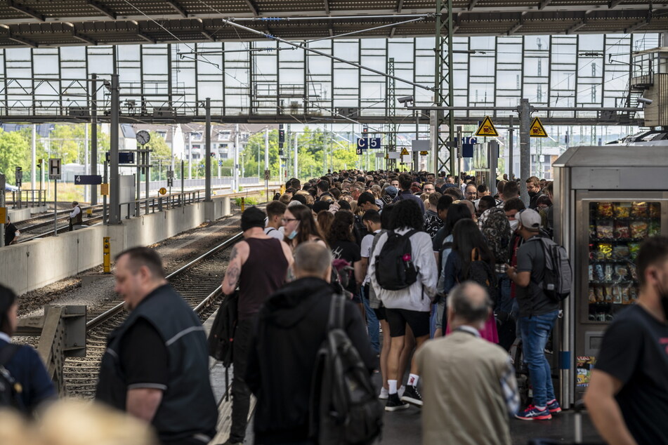 So sah es am Samstag gegen 10.30 Uhr am Gleis 5 auf dem Chemnitzer Hauptbahnhof aus. Nicht alle der rund 400 Wartenden ergatterten einen Sitzplatz im Zug nach Leipzig.